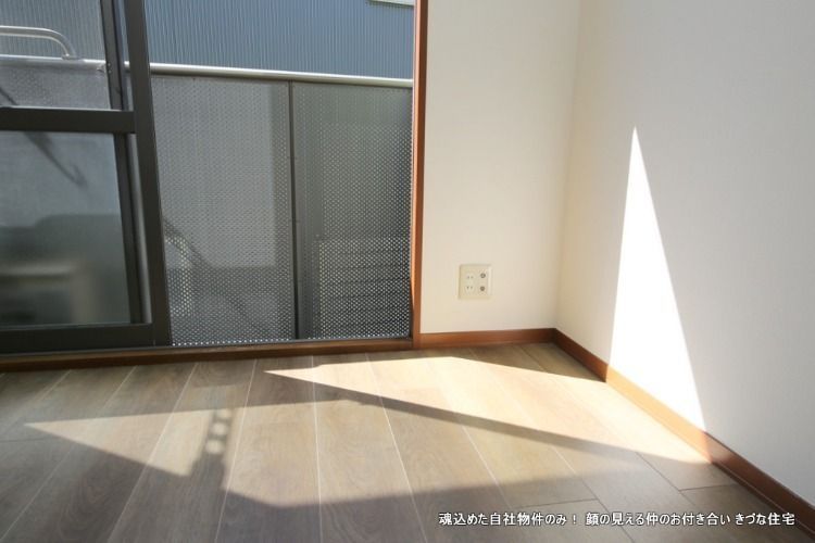 都市ガス、坂が急でないが水の出ない安心の場所に建ちます。　六角橋商店街周辺は飲食店や銀行、商店が立ち並び買い物も楽しく便利な街です。神奈川大学にも近いです。
