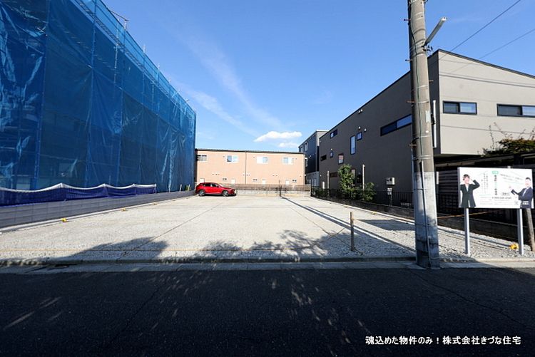 川越は人気の南通町に月極駐車場ができました。月極PがコインPに変わっていく中、貴重な場所を提供します！　なるべく皆様が駐車しやすいよう、お車のサイズごとに場所を割り振り、お車の大きさに応じた区画をご紹介し、公平性を保つため車のサイズや停めやすさに応じて賃料に差をつけております。　 近隣の駐車場より賃料は良い水準と思います。