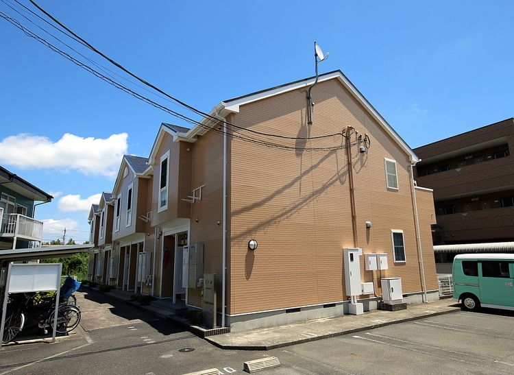 北坂戸駅徒歩圏の静かな住宅地に２LDKの面白いアパートです。　猫と暮らす、猫飼育が相談が出来ます。　駐車場は敷地内舗装駐車場、バイクは無料で置けます。