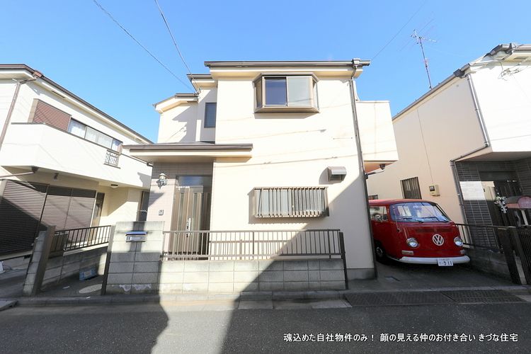 車が敷地内に置けて、建物ビルトイン収納に物置とガーデニングスペースのあるお庭がるリノベーション済み戸建貸家です。　東・西両面道路に面し、一日中光が差し、風通しも良好な地盤良好の川越。　静かかつ安全に暮らせることが何より自慢の場所に建つ住まいです。　東武東上線新河岸駅徒歩7分。　駅直結で24時間営業の東武ストアがあり、いなげや、コモディイイダもあり買い物便利。　川越の人気焼き鳥居酒屋ビッグ新河岸店、ちょいのみで楽しい日高屋、武蔵野銀行に埼玉縣信用金庫（さいしん）もあり生活至便です。