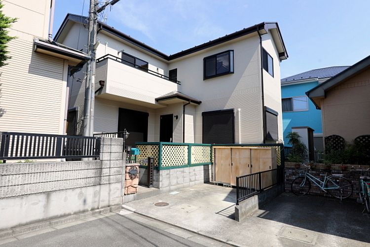 3ナンバー車が敷地内に置けて、物置が5つもあるリノベーション済み戸建貸家です。広い庭はドッグランにもできます。愛犬とお住まいになりたい方に嬉しい。ウエルシア川越中台元町店と地続きで買い物にすぐ行けます！