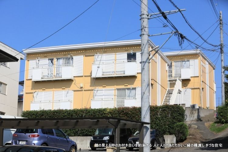 1階はプライベートな庭を独占できるので、家庭菜園やお花を植えたり…　少し幅の拡がる生活が出来る賃貸アパート２DKです。