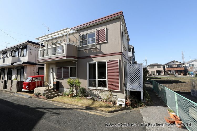 【セキスイハイム　鉄骨ラーメン工法の耐震性◎の戸建て】　車庫裏の便利な物置と可愛いガーデンテラスが自慢の素敵なお家です。2階の収納力も魅力的です。　太陽光発電が付いており、日中発電した電気を借主さんがお使いいただくことが出来ます。　また非停電時の常用電源もあります。
