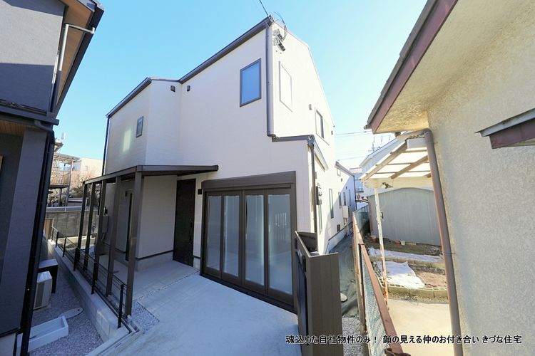 優しいご夫婦が1階でこじまりとカフェを営むため新築した建物の2階ワンフロア―をお貸しします。　川越の歴史スポット喜多院・成田山が見える位置に建ちます、その名も名付けて「喜多の家・川越」