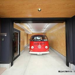 新築 RIDE BASE OMIYA 住居の場合(ガレージハウス大宮) 愛車はシャッターガレージで大切に保管したい!1階ガレージ、2階リビング、3階ロフト。ちょっと贅沢だけど、この生活を守りたいから頑張れる!