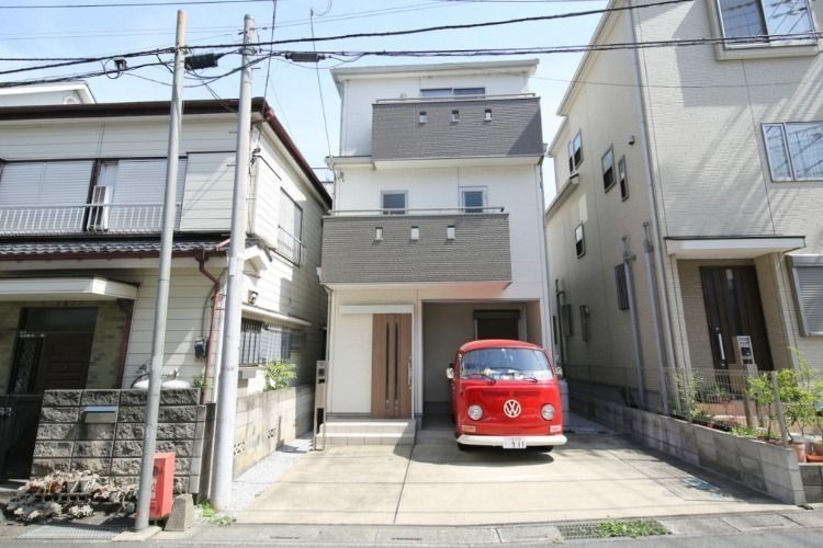 志木市役所に隣接する富士見市の物件です。志木市役所前のバス停まで徒歩1分の好立地です。　車が2台停まる戸建て貸家は貴重です。