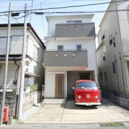 きづなの家・志木市役所前 車2台戸建貸家 志木市役所に隣接する富士見市の物件です。志木市役所前のバス停まで徒歩1分の好立地です。 車が2台停まる戸建て貸家は貴重です。