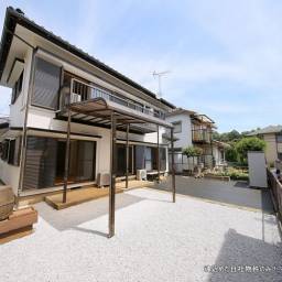 きづなの家・フラワーパーク 本気で内外装リノベーション+物置あり。庭の整備(整地・木の伐根・防草シート・白砂利敷き)も今回しました。 家も広い、庭も広い、ゆとりの空間をご用意しました。