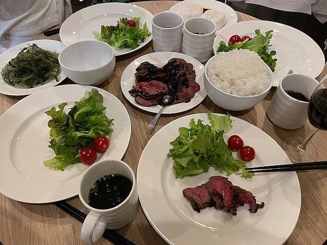 部屋で会食 葉物も沖縄産の、聞いたことの無い名前の野菜でした