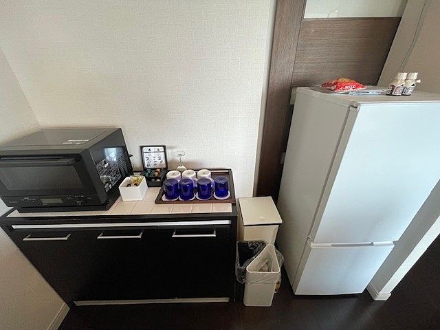 キッチン後ろ レンジと大きな冷蔵庫も助かります